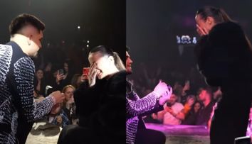 Celebrul cântăreț din România și-a cerut iubita în căsătorie pe scenă, de Revelion. Criticile la adresa lui nu au întârziat să apară. Reacția acidă a artistului: „Sunteți plini de ură”