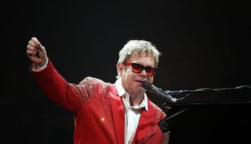 Care e singurul program TV pe care Elton John îl urmărește de Crăciun