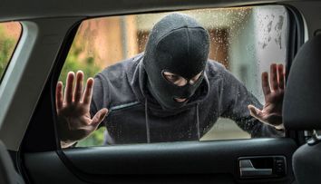 Un hoţ a adormit în maşina din care a furat mai multe bunuri. Ce reacție a avut în fața polițiștilor