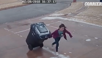 Ce se intampla cand ai 40 de kg si incerci sa cari un tomberon pe gheata :)) VIDEO