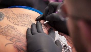 Si-a facut un tatuaj de care este foarte mandru, crezand ca inseamna 