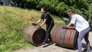 Trădătorii, 27 noiembrie 2025: Concurenții trebuie să rostogolească butoaie grele pentru a câștiga 15.000 de euro. Ce dificultăți întâmpină pe traseu