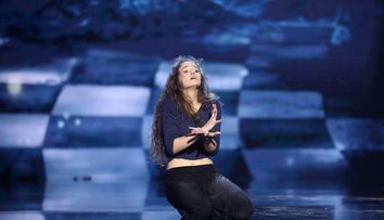 Alla e un artist complet. N-o sa ghiciti ce face cand nu o vede nimeni