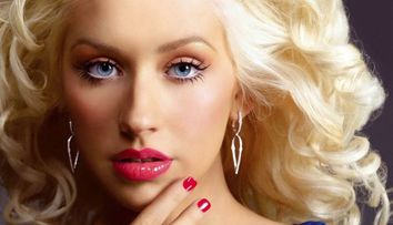 Christina Aguilera se dezbraca pentru primul pictorial de cand a slabit. Cum arata cu adevarat corpul vedetei