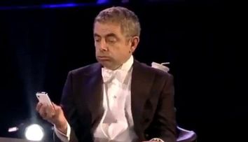 CEL MAI AMUZANT moment din deschiderea JO 2012. Mr. Bean canta cu orchestra: <span style=