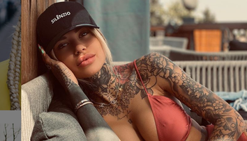 E tatuată din cap până în picioare și s-a iubit cu fotbaliști celebri. Cine e noua cucerire a lui Zoe Cristofoli