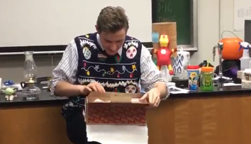Un profesor a fost filmat in timp ce primea un cadou de la elevii sai. Ce s-a intamplat mai apoi este VIRAL