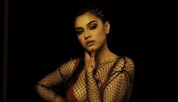 Karmen lanseaza piesa “Lock My Hips” featuring Krishane, prima colaborare cu un artist international