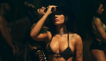 Excentrica Halsey a renunțat definitiv la haine! Cum apare în noul ei clip
