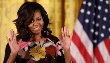 Michelle Obama arata senzational intr-o pereche de pantaloni albi, scurti. Fosta Prima Doamna s-a relaxat la plaja