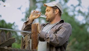 A baut, oare, atata alcool? Adrian Vancica, interpretul lui Celentano, a consumat la filmari 400 de litri de bauturi. Adevarul despre ce era in sticle