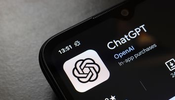 O femeie s-a căsătorit cu un avatar AI pe care l-a creat cu ChatGPT, după ce a trecut printr-o despărțire dureroasă: „Îmi fac griji că într-o zi ar putea dispărea”