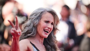 Frumusețe naturală la Cannes: Andie MacDowell, la 67 de ani: nevopsită, nebotoxată și cu un machiaj discret pe covorul roșu