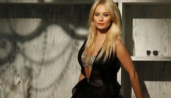 Laura Cosoi se bronzeaza in Grecia. <span style=