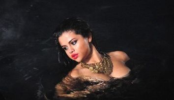 Selena Gomez nu mai este o copila inocenta. Iubita lui Justin Bieber uimeste cu noul stil, matur si indraznet