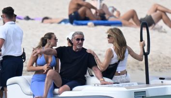 La 79 de ani, Sylvester Stallone arată excelent și se distrează în Sardinia cu familia. Cum l-au surprins paparazzii pe „Rambo”