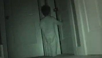 Ce se intampla cand parintii isi spioneaza copiii. Un baietel de 2 ani se transforma intr-un bandit simpatic dupa ce se stinge lumina