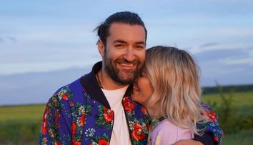 Smiley și-a dus fetița în vizită la bunica lui. Poze emoționante cu familia artistului