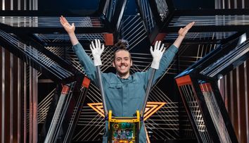 Românii au talent 2025, 7 februarie. Daniel Simu a făcut ca un robot „să prindă viață” pe scena talentelor. „Acesta este Robin, pe care l-am construit eu singur”. Andi Moisescu a fost fascinat: „O idee strălucită și un moment excepțional!”