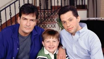 Charlie Sheen: Doi Barbati si Jumatate este un serial blestemat. Cum a reactionat actorul dupa ce serialul a fost numit o mizerie 