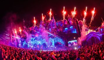 Un incendiu puternic a distrus scena principală a celui mai mare festival din Europa! Anunțul organizatorilor pentru cei mai mult de 100.000 de fani
