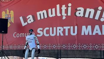 Un robot a dansat pe manele la zilele unei comune din Teleorman. Reacția oamenilor: „Nu au canalizare, nici drumuri asfaltate ...”