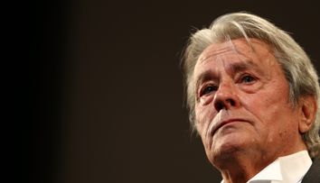 Iubita lui Alain Delon, umilită de copiii actorului. De ce i-au interzis să participe la înmormântare: 