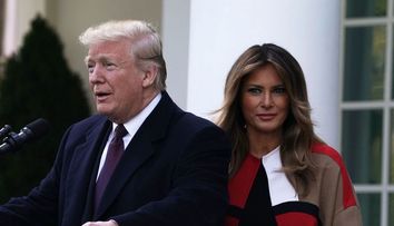”De groază”! Melania Trump a împodobit Casa Albă cu brazi roșii, iar reacțiile au fost pe măsură