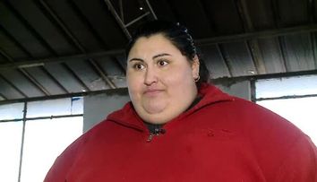 O mai ții minte pe Mariana Buică, femeia care cântărea 240 de kilograme la 25 de ani? A slăbit enorm și a devenit mămică! Iată cum arată astăzi