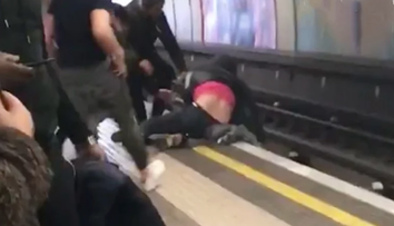 Imagini socante cu doi tineri in stare de ebrietate care au cazut in fata unui metrou din Londra