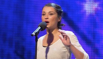 Nu avea pic de incredere in vocea ei, iar cand a vazut reactia juriului, a izbucnit in plans. Talentul ei a ridicat toata sala in picioare