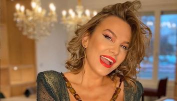 Anna Lesko, incendiară în bucătărie! În ce ținută a gătit vedeta ouă ochiuri