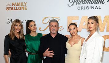Fiicele lui Sylvester Stallone dezvăluie că tatăl lor le-a cerut să țină un cuțit în geantă. Cum încearcă actorul să-și protejeze fetele: „Da, sunt paranoic”