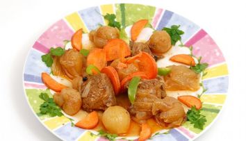 Record gastronomic mondial la Cluj: Au fost pregatite 1.700 de portii de stifado de porc