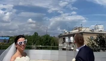 O ședință foto pentru nuntă, întreruptă de explozia unei drone rusești. Cum au reacționat cei doi miri: „Acum o să cadă”