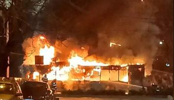 Imagini devastatoare cu autobuzul care a ars în București! Oamenii s-au speriat când au văzut flăcările și au fugit imediat de lângă mijlocul în transport