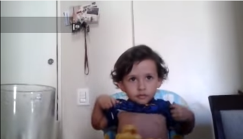 Acest baietel si-a facut mama sa planga. Ce s-a intamplat in timpul unei mese obisnuite de pranz