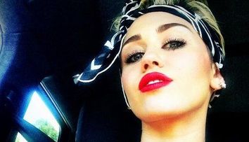 Se infiripa ceva? Cu ce cantaret celebru a plecat Miley Cyrus de la o petrecere, dupa ce au flirtat in vazul tuturor