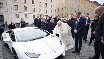 Ce a făcut Papa Francisc cu Lamborghini-ul primit cadou în toamna anului 2017. A sfințit bolidul, a semnat pe capotă, apoi gestul său a surprins pe toată lumea