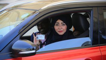 Prima dată la volan în țara lor. Reacția femeilor celebre din Arabia Saudită după ce au primit permisiunea să conducă