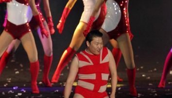 PSY, intr-un body rosu, mulat, care abia il acopera. Tinuta cu care a imitat-o pe Beyonce face furori pe Internet: VIDEO