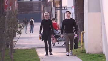 Designerul Calvin Klein, surprins de paparazzi la promenadă cu iubitul mai tânăr cu 46 de ani! Cei doi formează un cuplu din 2016