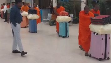 VIDEO Momentul în care 22 de călugări au fost prinși și arestați, după ce au vrut să se urce în avion cu 110 kilograme de droguri
