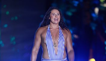 Nici medalia olimpică nu a salvat-o de critici! Costumul de baie care a declanșat măcelul din comentarii: fosta sportivă, pusă la zid după apariția de la Swim Week