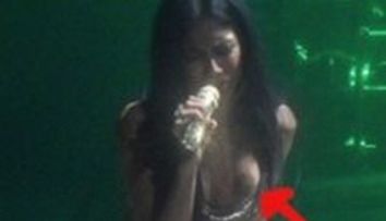 Nicole Scherzinger isi arata sanii in concert!