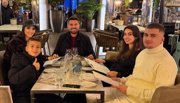 Fotografia care a topit internetul: Adrian Mutu, alături de soție și 3 dintre copiii săi: „Cel mare seamănă leit cu tine!