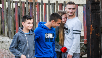 Patru copii rămași singuri au primit o șansă rară de a continua o viață începută tragic