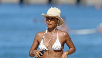 Nici nu zici ca sunt mama si fiica. Cum au fost surprinse Jada Pinkett si Willow Smith la plaja