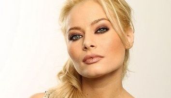 Laura Cosoi, <span style=