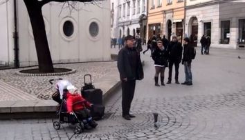 Imagini emotionante. Un copil canta impreuna cu un barbat pe strada: VIDEO